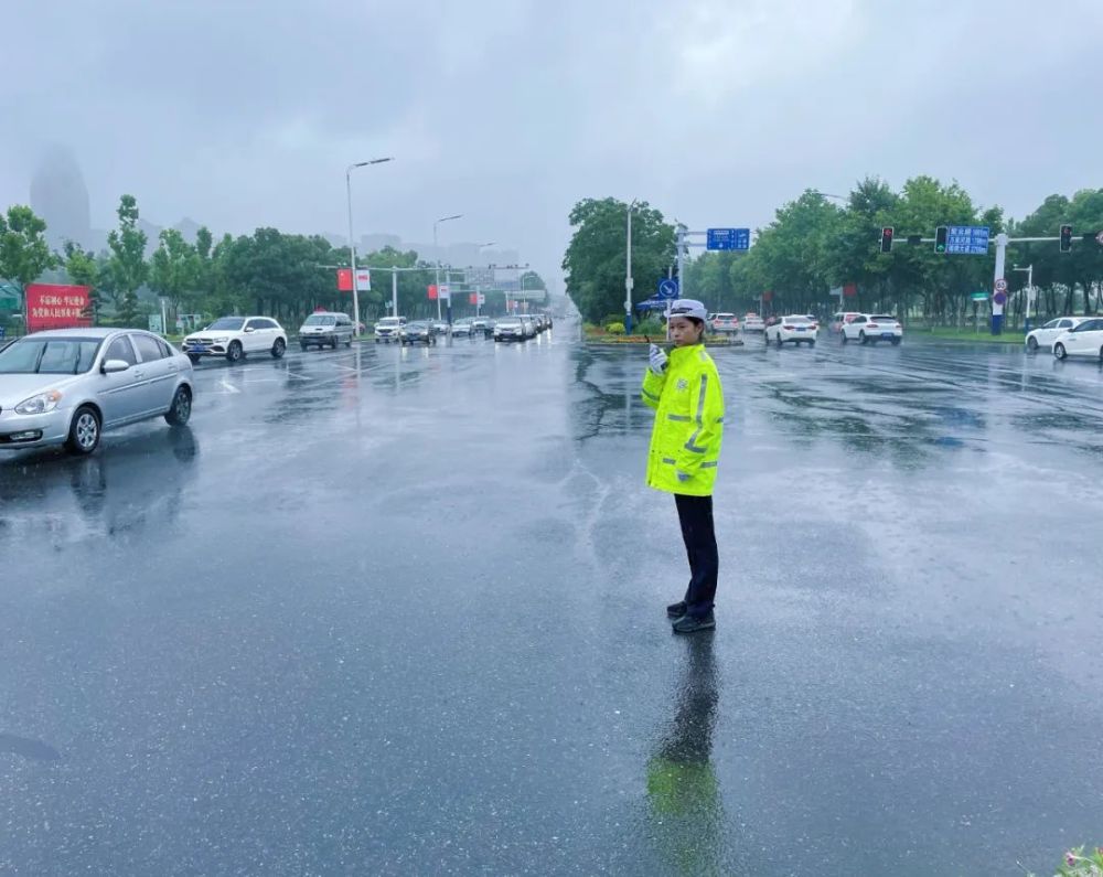 厦门暴雨实时更新，风雨中的励志故事