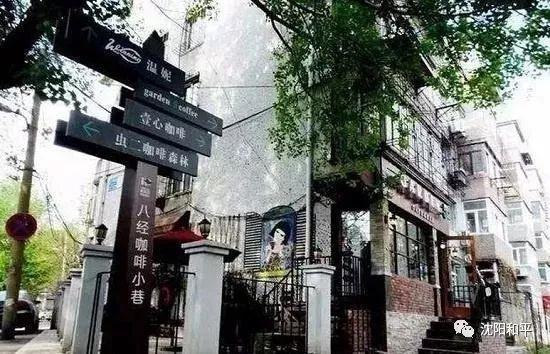 探秘小巷独特风味，最新上市包的魅力揭秘